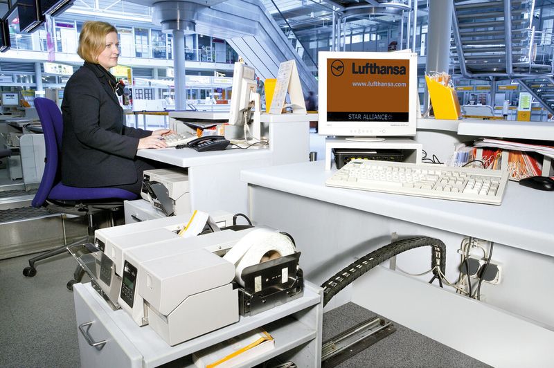 Unsichtbar und innovativ: Unter den Tischen der 30 Check-in Schalter des Nürnberger Flughafens verbergen sich modernste Energieführungsketten. (Bild: Tsubaki Kabelschlepp)