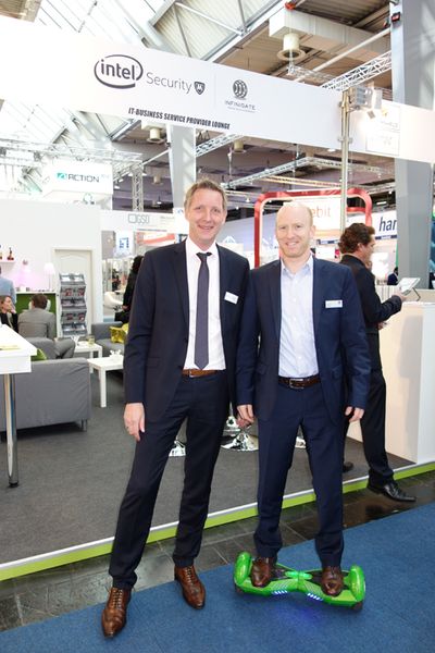 (l.) Sascha Plathen, Intel Security lässt vorsichtshalber den Benedikt Häusler, Infinigate cruisen; (Bild: IT-BUSINESS)