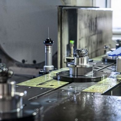 Bevel gears on workpiece carriers in the rotary indexing conveyor of the VSC 400 DDS - the pick-up spindle removes the workpiece precisely and reproducibly for hard machining at EWS. (Image:Emag)