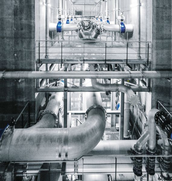 Beeindruckende Technik im Rohrkeller auf drei Ebenen: Insgesamt 70 pneumatisch angetriebene Absperrklappen öffnen und schließen die Rohrleitungen beim Spülvorgang der Mehrschichtfilter im Wasserwerk Langenau. (Festo)