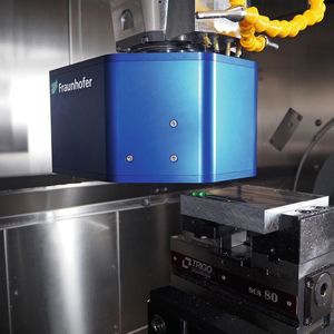 Bild 1: Der optische Sensor Holo-Cut erfasst die Topografie von Bau- teiloberflächen mikrometergenau direkt in der Werkzeugmaschine – flächig, zuverlässig und schnell.