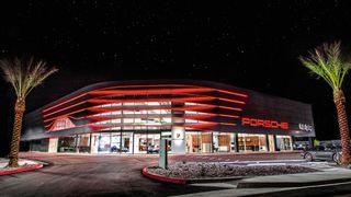 Porsche-Pilotbetrieb in Palm Springs: In den USA hat der Hersteller die neue CI schon an einem Standort erprobt. Ab 2020 soll sie auch in Deutschland kommen. (Bild: Porsche)