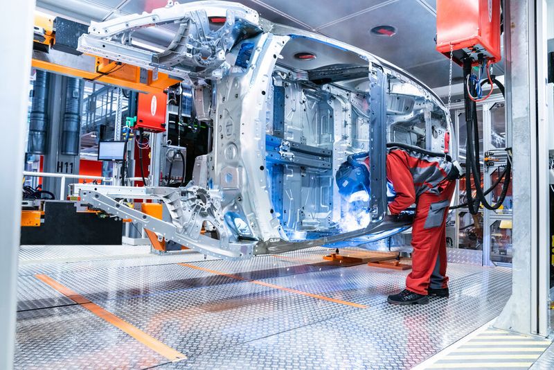 Automation und Handarbeit: Das Dach des GT fügen hochspezialisierte Mitarbeiter händisch. (Audi)