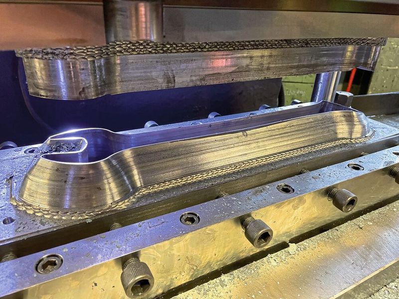 Das Scherwerkzeug, das die Grate nach dem Gesenkschmieden entfernt, wurde mit additiver Fertigung per WAAM hergestellt. (Bild: Gefertec)