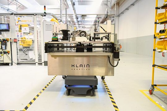 Bei Dewalt werden zum Zusammenbau der dort gefertigten Abbruchhämmer entlang der Produktionslinie 180 Kilogramm schwere Werkstückträger mit den passenden Bausätzen transportiert. Bei Dewalt werden zum Zusammenbau der dort gefertigten Abbruchhämmer entlang der Produktionslinie 180 Kilogramm schwere Werkstückträger mit den passenden Bausätzen transportiert.
