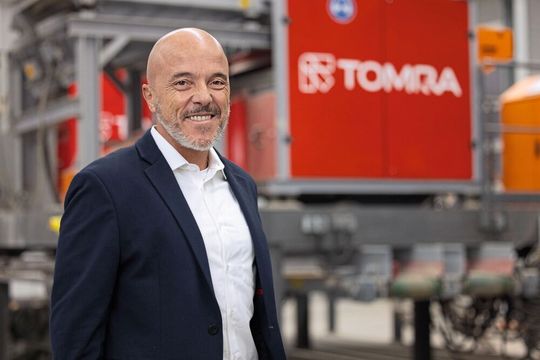 Fernando Romero-Lage, Area Sales Manager Tomra Mining: „Die Röntgentransmissions-Technologie (XRT) analysiert jedes einzelne Partikel anhand seiner inneren atomaren Dichte. Während die Pebbles über ein Förderband transportiert werden, erfasst das System jedes Partikel innerhalb von Millisekunden und trennt wertvolles Material von niedriggradigem oder taubem Gestein.“(Bild:  Tomra)