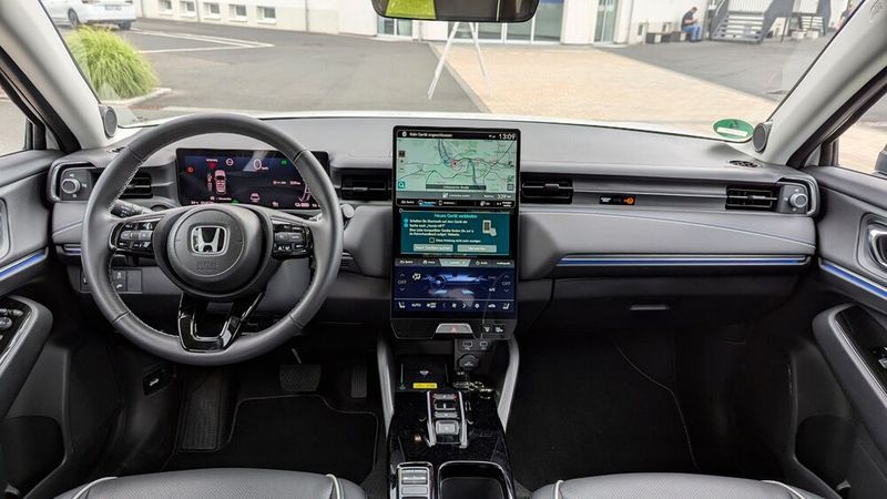 Anders als bei seinen Hybridfahrzeugen verbaut Honda beim e:NY1 einen großen Berührbildschirm, über den sich alle Fahrzeugfunktionen bedienen lassen. Nur im Lenkrad gibt es noch ein paar echte Schalter. (Bild: Rosenow – VCG)