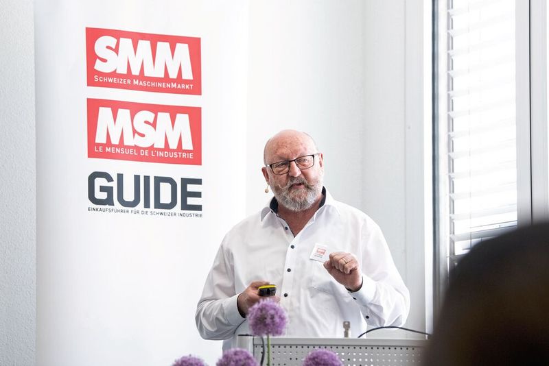 Alois Bättig, Verkaufsleiter Schweiz bei Erowa erläuterte wie mit skalierbaren Automationslösungen von Erowa der Workflow beschleunigt und die Prozess-Sicherheit optimiert werden kann. (Bild: Thomas Entzeroth)