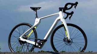 Keine alltägliche Erscheinung: das „Superstrata Electric“ in Rennradaufmachung. (Bild: sp-x / Mario Hommen)