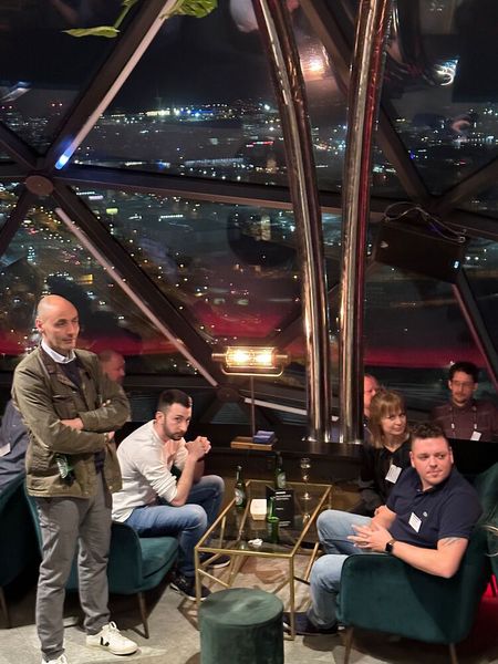 Bel Zidane (Samsung) und das S&K Team hören Steven aufmerksam zu. (Bild: Vogel IT-Medien)