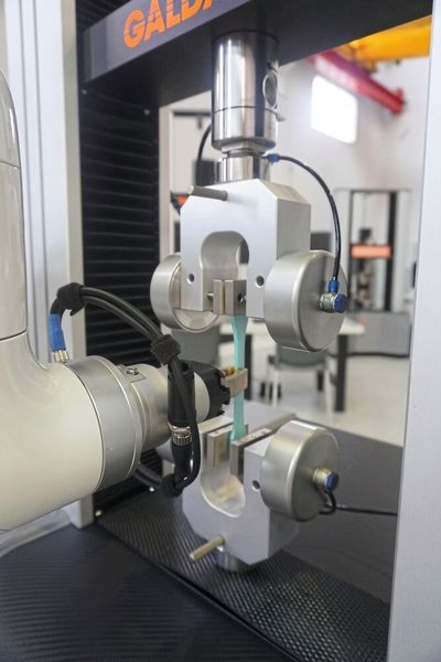 Quantum Mate mit integriertem Cobot übernimmt manuelle, repetitive Tätigkeiten in einem automatisierten, zuverlässigen und effizienten Prozess.  (Bild: Galdabini)