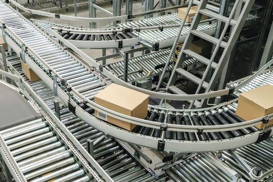 Beim „Right-Sized Packaging“ wird der Versandkarton oder -umschlag exakt auf das zu verpackende Produkt zugeschnitten.(Bild:  Henkel)