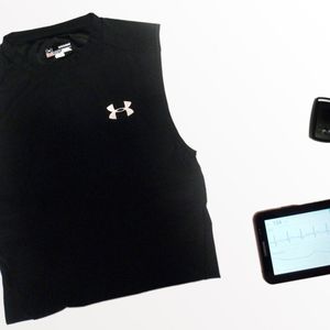 Das FitnessShirt liest beim Tragen kontinuierlich Körpersignale wie Puls und Atmung aus. Die ausgewerteten Daten lassen sich beispielsweise auf einem Smartphone oder Tablet-PC visualisieren.