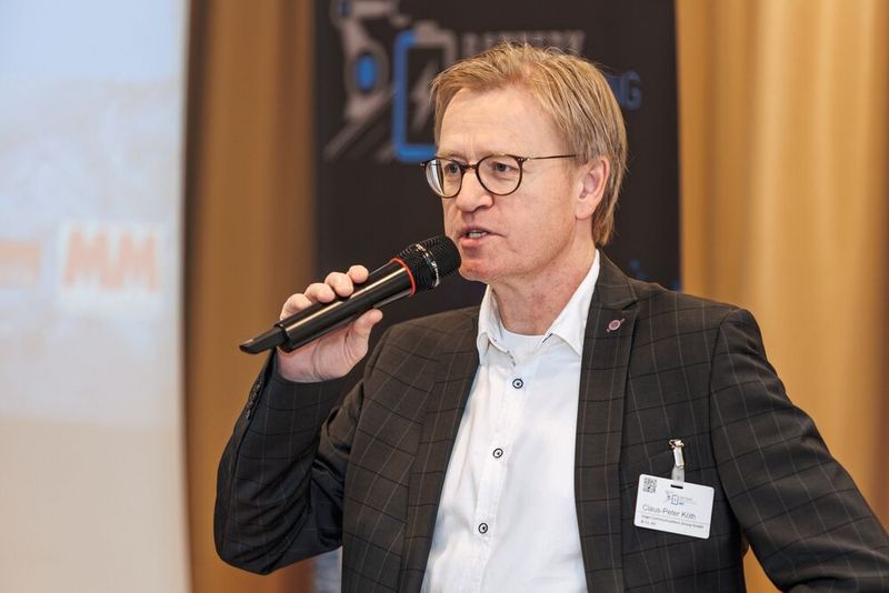 Chefredakteur Claus-Peter Köth auf dem jüngsten Event der »Automobil Industrie«: der Battery Manufacturing Day 2025 in Karlsruhe.  (Bild: Fotostudio Eidens-Holl)