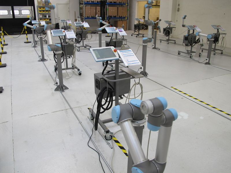 Die Leichtbauroboter von Universal Robots bei den Testläufen.  (Bild: Kroh)