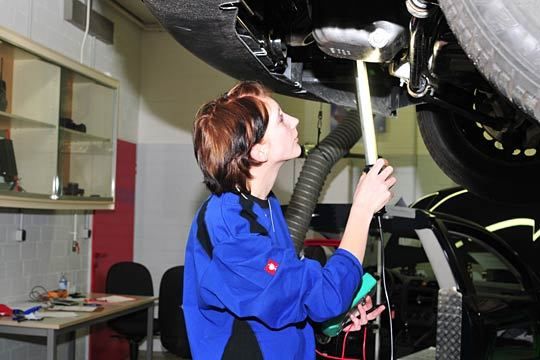 Tanja Junga aus Schleswig Holstein (1. Lehrjahr) untersucht das Auto auf Mängel, die bei einer Hauptuntersuchung zum Durchfallen des Fahrzeugs führen würden. (Archiv: Vogel Business Media)
