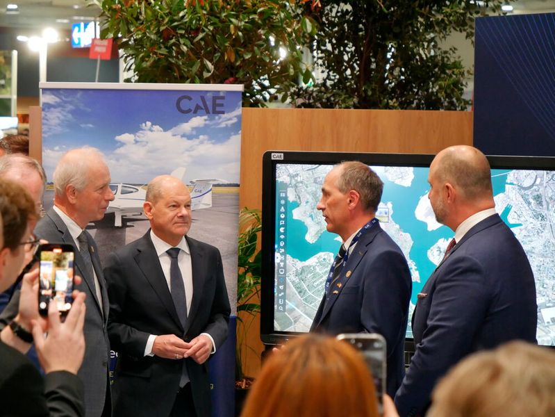 Der Rundgang startete am kanadischen Pavillion. Begleitet wurde der Bundeskanzler unter anderem von Stephan Weil, Ministerpräsident von Niedersachsen, und dem kanadischen Sonderbotschafter für die EU und Europa Stéphane Dion (links).  (Bild: Sandro Kipar/VCG)