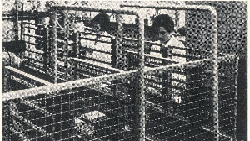 Bild 1:  Das automatische Montieren auf einer Fertigungsstraße.(Bild:  Firmengruppe Roederstein)