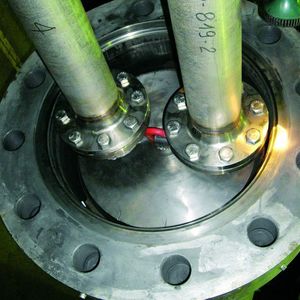 Einbau der miteinander in Reihe verbundenen Plattenpakete in den S&T-Mantel 