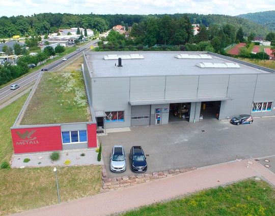 Nun ist auch WK Metall insolvent. Der Blechbearbeitungsspezialist aus Neuenbürg hat laut Insolvenzverwaltung aber gute Vorarbeit geleistet, um nach dem Eintritt eines Investors rasch wieder klarzukommen. Der Betrieb laufe derzeit wie geplant weiter ...(Bild:  WK Metall)