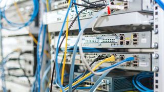 Intralogistikanlagen sind durch die fortschreitende Digitalisierung nicht länger durch ihre physische Trennung vom Internet geschützt. (Bild: Riedel Networks)