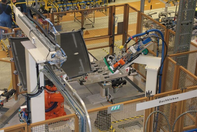 Noch arbeiten bei BMW in Leipzig die Roboter von ABB hinter Schutzzäunen. Doch viele Roboterbauer forschen an einer barrierefreien Zusammenarbeit zwischen Mensch und Maschine. (Weber/Privat)