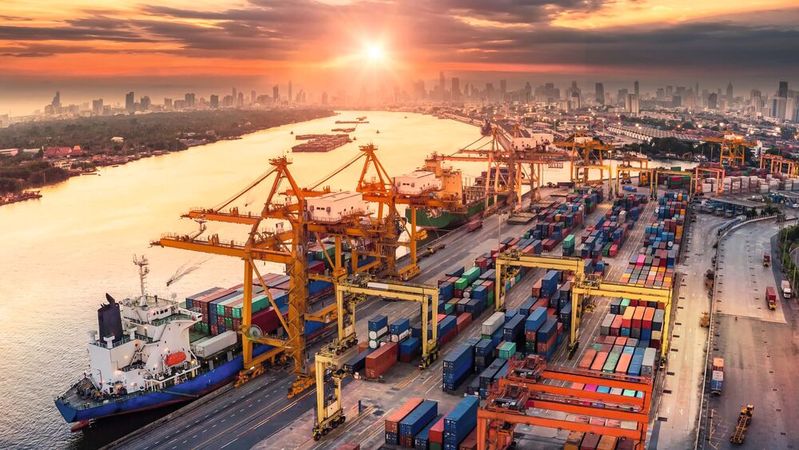 Insbesondere mit den elektrohydraulischen DX-Bremsen der neuen Generation bietet Ringspann eine überzeugende Lösung für die Realisierung montage-, bedien- und servicefreundlicher Halte- und Notstopp-Systeme für die Hubwerke von Hafen- und Containerkranen. (Bild:  Travelmania/Adobe Stock)