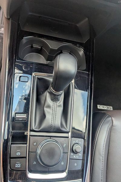 ... und der Schaltknauf fassen sich mit der Lederummantelung angenehm an.  (Bild: Simon – VCG)