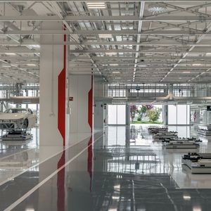 Fahrerlose Transportfahrzeuge transportieren Komponenten oder Fahrzeuge. Sie kommunizieren mittels Ultrabreitband miteinander.(Bild:  Duccio Malagamba/Ferrari)