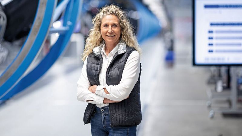 Sara Gielen, Standortverantwortliche Mercedes-Benz-Werk Sindelfingen: „Ich folge eher nicht den klassischen Top-down-Strukturen. Ich möchte den Menschen zuhören.“   (Bild:  Mercedes-Benz AG)