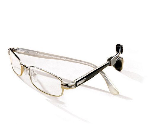 Direkt am Brillengestell arbeiten Hörsysteme entweder als NFMI mit Bluetooth oder via Funk. (Bundesverband der Hörgeräte-Industrie)