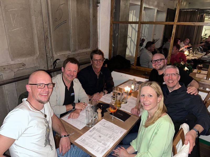 Die Ruhe vor dem Sturm, (v. l.) Sven Osterholt u. Peter Pölling (Office Partner) u. Peter  Kirchberg (Printus), Hermann-Wilhelm Wantia (Office Partner), Martin Elser (Apple) und Tina Vogt (Printus) genießen den entspannten Vorabend. (Bild: Vogel IT-Medien GmbH)