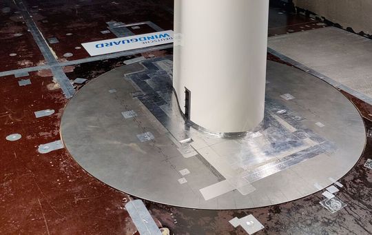 Ein neues Rotorprofil ist hier im Windkanal der Deutschen Windguard Engineering GmbH in Bremerhaven zu sehen. Dort konnte das Projektteam es im Modellmaßstab (Höhe des Modells etwa 600 Millimeter) testen. Real ist es für Mega-Windkraftanlagen vorgesehen.(Bild:  FH Kiel)