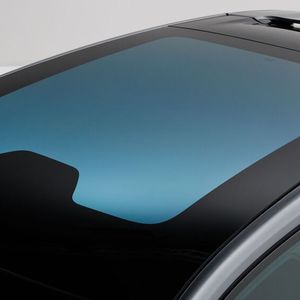 Das neue Modell bietet ein großflächiges Glasdach, welches sich per Sprachbefehl abdunkeln lässt.(Bild:  Renault)