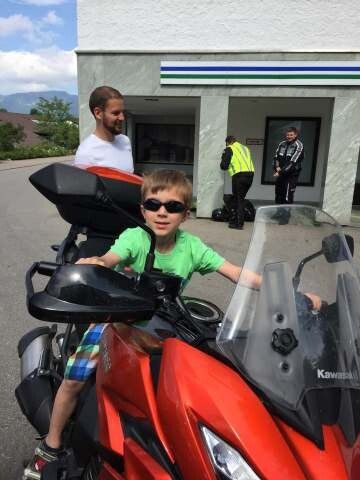 Philipp Dotzlers Kawasaki Versys 1000 zog die Jugend an. (Foto: Stephan Maderner)