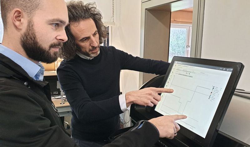 Ingersoll Anwendungstechniker Thomas Kölbl (links) und Geschäftsführer Christian Schunk schauen sich den Bestandsverlauf für ein bestimmtes Werkzeug an. Wird eine eingestellt Mindestmenge unterschritten, generiert das Matrix-System automatisch einen Fertigungsauftrag. (Bild: Ingersoll)