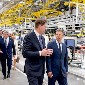 Nach gemeinsamer Testrunde in der neuen C-Klasse: Mercedes-Benz-CEO Ola Källenius (l.) und Ungarns Ministerpräsident Péter Magyar in der neuen Fabrik in Kecskemét. (Bild: Mercedes-Benz)