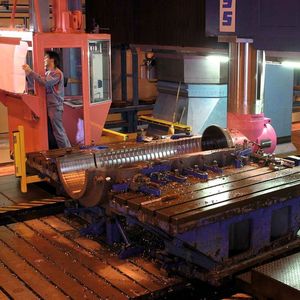 Das Ausrichten und Spannen von Werkstücken auf Portalfräsmaschinen ist schon bei Teilen mittlerer Größe wie Dampfturbinenteilen mehr oder weniger aufwendig. Bild: Schiess