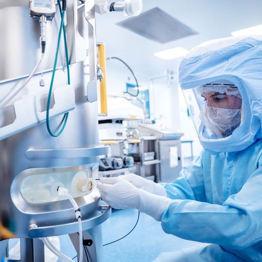 Blick in die Marburger Biontech-Produktionsanlagen. Hier wird der mRNA-Wirkstoff synthetisiert. Blick in die Marburger Biontech-Produktionsanlagen. Hier wird der mRNA-Wirkstoff synthetisiert.