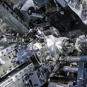 Die kompakte Bauweise des Abstechsystems 968 erleichtert den Einbau und den Werkzeugwechsel im beengten Arbeitsraum eines Mehrspindlers.