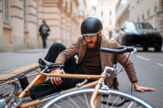 Unfälle mit Fahrradfahrenden in Innenstädten und Anlieferzonen können schnell ins Geld gehen, der Spediteur tappt in die Haftungsfalle. Unfälle mit Fahrradfahrenden in Innenstädten und Anlieferzonen können schnell ins Geld gehen, der Spediteur tappt in die Haftungsfalle.