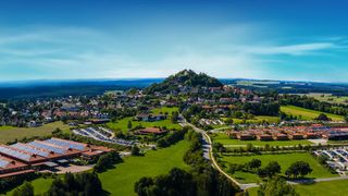 Witron-Hauptsitz im oberpfälzischen Parkstein: Die Intralogistikexperten blicken auf 2025 mit dem höchsten Auftragseingang der Unternehmensgeschichte zurück. (Bild: Witron)