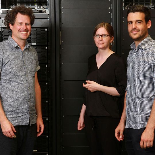 Professor Dr. Marius Kloft, Sprecher der neuen DFG-Forschungsgruppe (links), zusammen mit Juniorprofessorin Dr. Sophie Fellenz und Juniorprofessor Dr. Fabian Jirasek. Professor Dr. Marius Kloft, Sprecher der neuen DFG-Forschungsgruppe (links), zusammen mit Juniorprofessorin Dr. Sophie Fellenz und Juniorprofessor Dr. Fabian Jirasek.