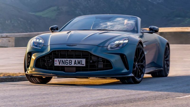 Es gibt zudem fünf Fahrmodi, neben Sport, Sport Plus, Track und Nass auch eine Individualeinstellung, wobei jeweils Motor, Lenkung und Fahrwerk angepasst werden. (Bild: Aston Martin)