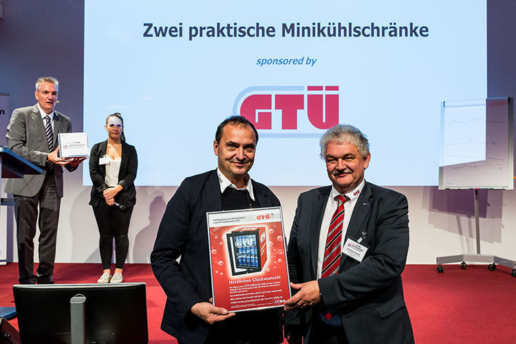 Die GTÜ verloste zwei Minikühlschränke. Gewinner waren Detlef Lindner (Detlef Lindner Kfz-Werkstatt, Berlin) und... (Stefan Bausewein)
