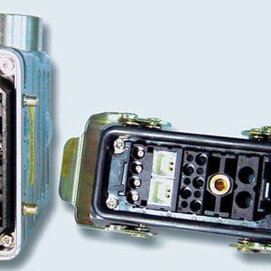 Bestückungsbeispiel eines 5er-Rahmens im schweren Industriegehäuse. Zu sehen sind RJ45-Modul, Steuermodul, einfaches Pneumatikmodul und HiPro-HV-Modul (von oben nach unten bzw. v.l.n.r.)