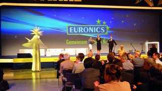 Zum Abschluss der Eröffnungsveranstaltung lässt Euronics-Vorstand Benedict Kober Moderatorin Barbara Schöneberger Blumen überreichen. (Archiv: Vogel Business Media)