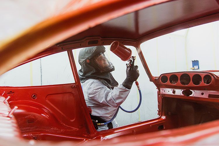 Beim Lackaufbau entschieden sich die Restauratoren für die überlegene Konservierung moderner Beschichtungsverfahren. Deshalb kam die Karosserie des Klassikers in das gleiche KTL-Tauchbad wie die heutigen Elfer. Dann wurde in der Lackfarbe „signalrot 6407“ lackiert. (Bild: Porsche)
