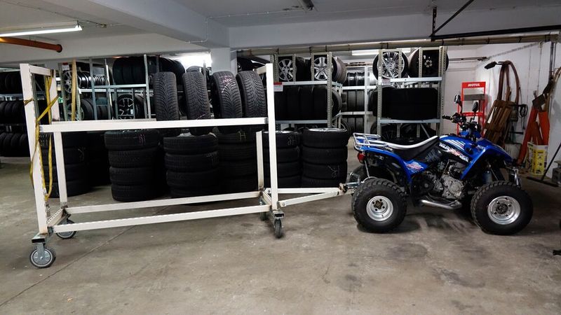 Das macht der selbst gebaute Transportwagen, geschleppt von einem Quad. Da staunt selbst Gottfried Scholz. (Bild: Rosenow – VCG)