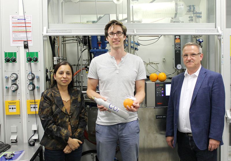 Das Autorenteam in einem Labor der Bayreuther Polymerforschung: Prof. Dr. Seema Agarwal, Oliver Hauenstein M.Sc. und Prof. Dr. Andreas Greiner (v.l.). Dahinter ein Reaktor zur Polymersynthese. (Christian Wißler)